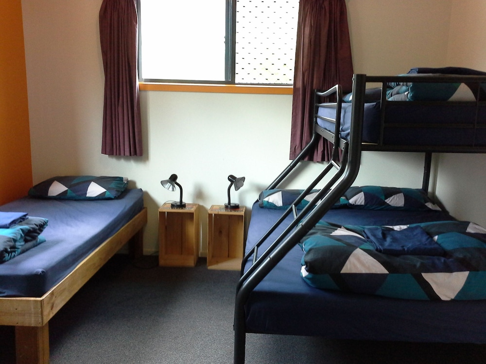 Sequoia Lodge Backpackers 17/30