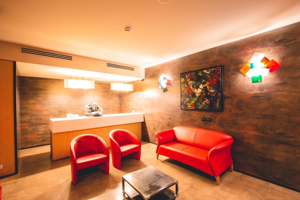 Base To Work Hotel 4/42