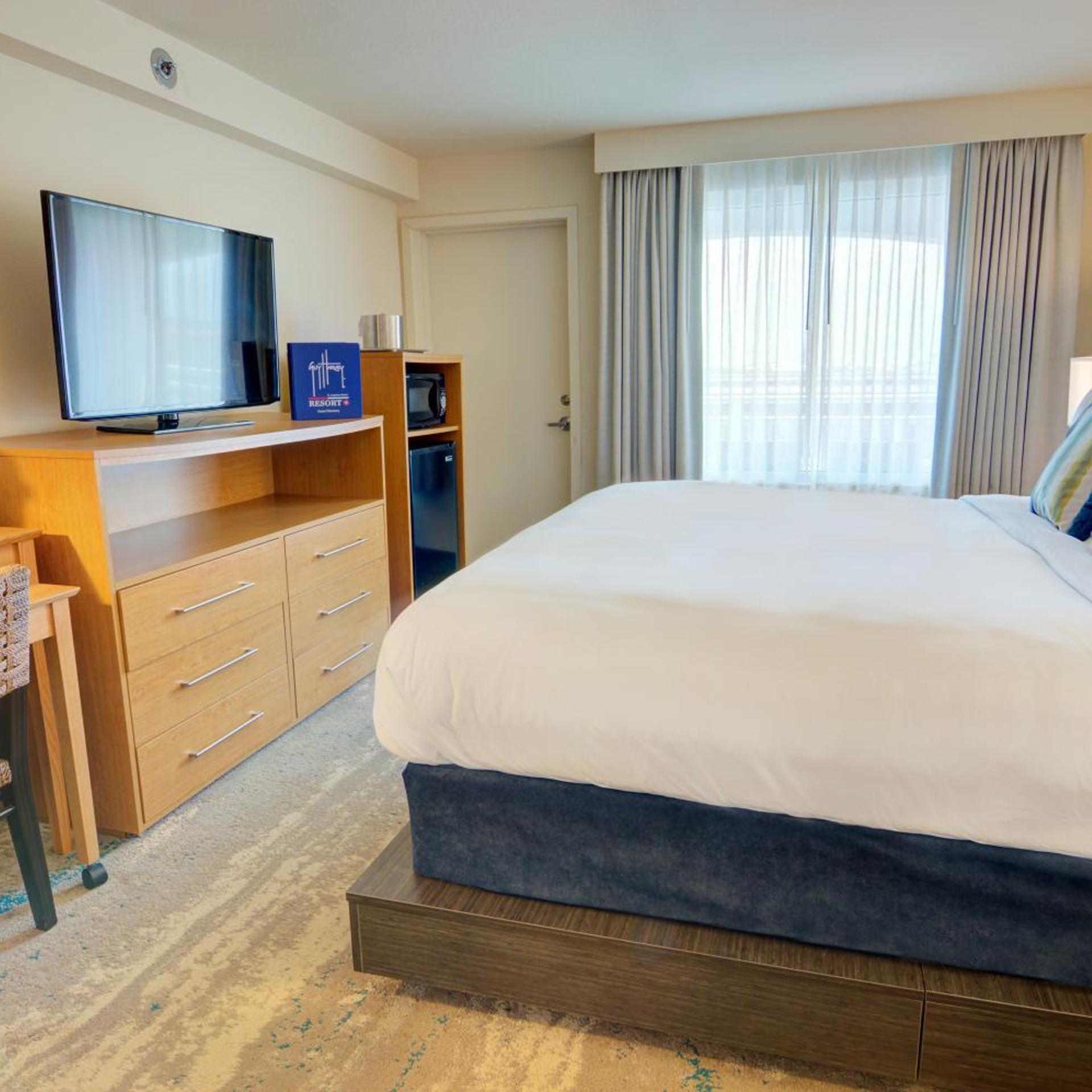 Room, King Bed, Partial Ocean View, Balcony
