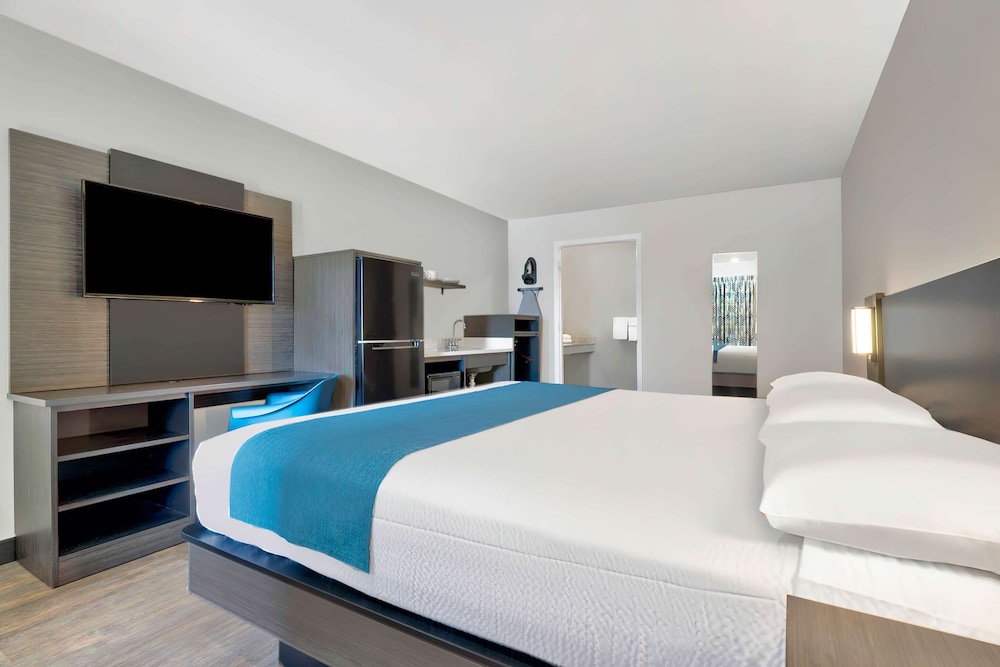 DELUXE, KING BED, KITCHENETTE, SMOKING