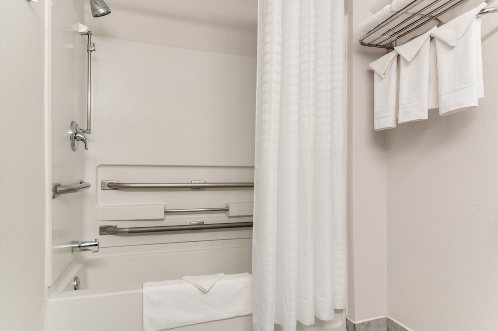 American Inn & Suites Metro Airport 25/27