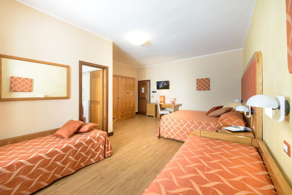 ROOM, QUADRUPLE