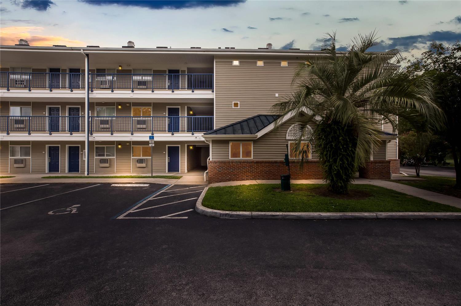 Suburban Studios Lakeland North I-4 6/49