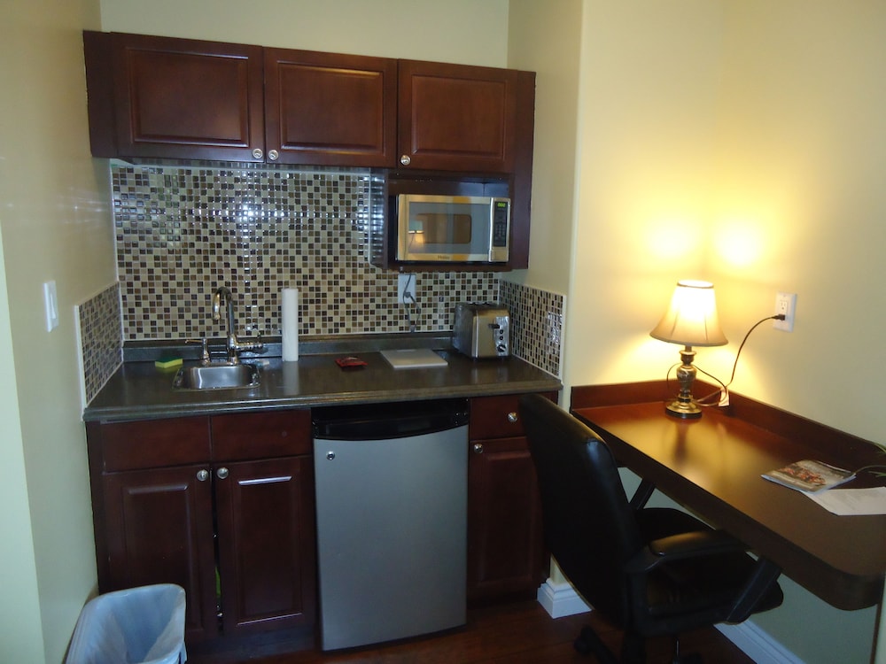 Bayside Inn & Waterfront Suites 33/40