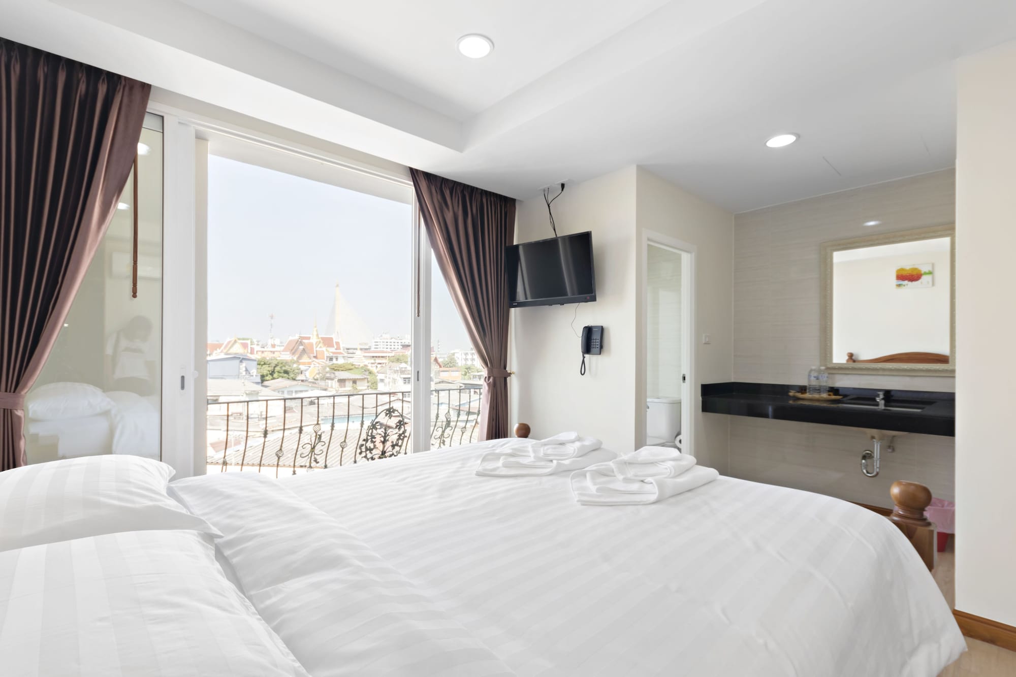 DELUXE, DOUBLE BED