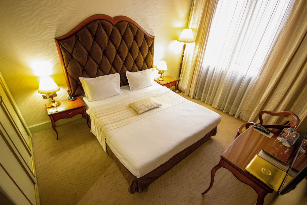 Sapphire Inn Hotel 7/37