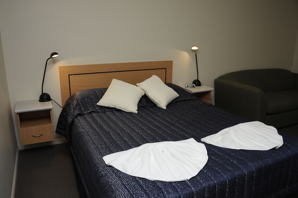 DELUXE, QUEEN BED, SOFA