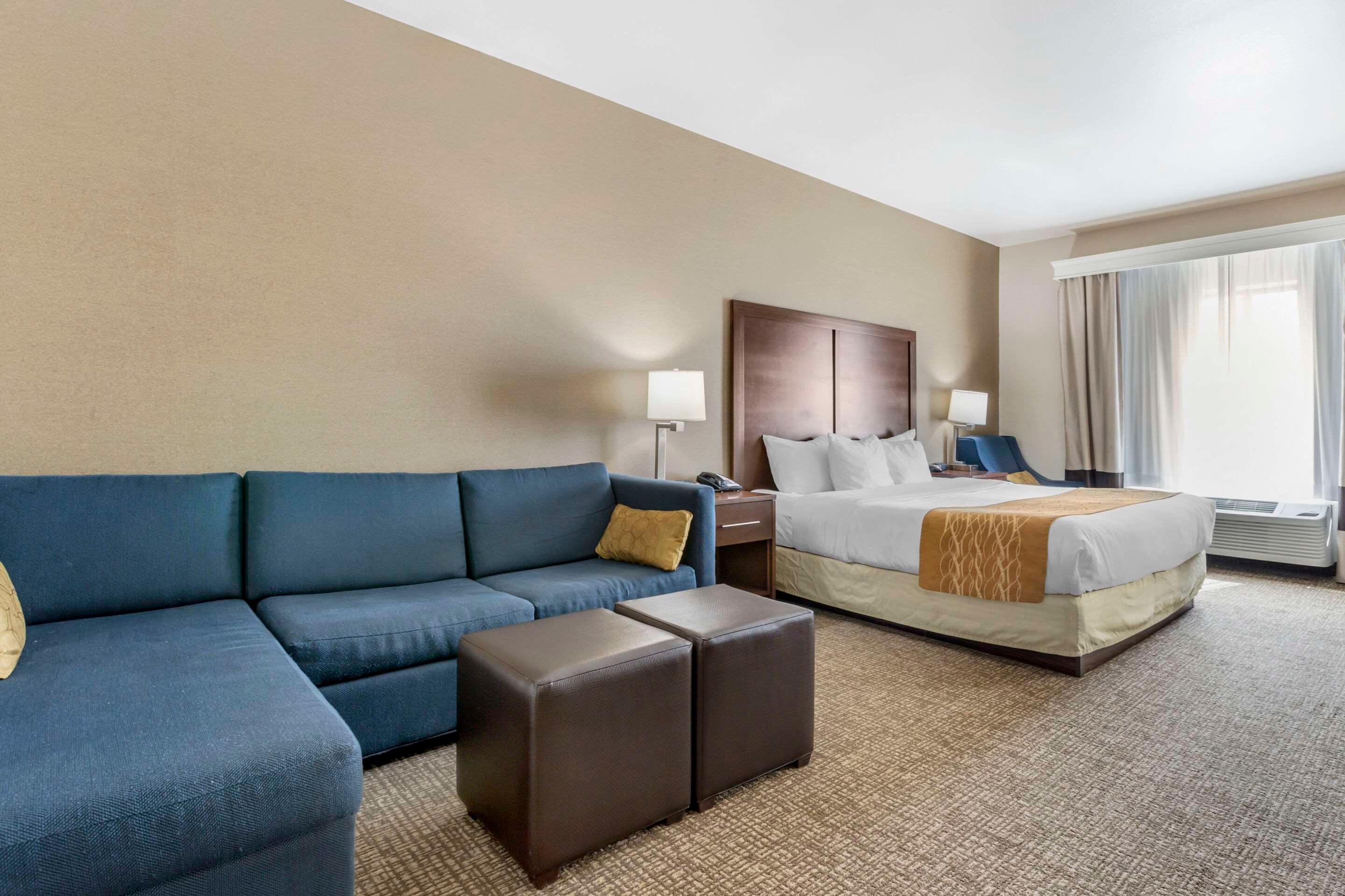Room, Queen Bed, Accessible, Comfort Inn & Suites Mitchell I-90 2/5