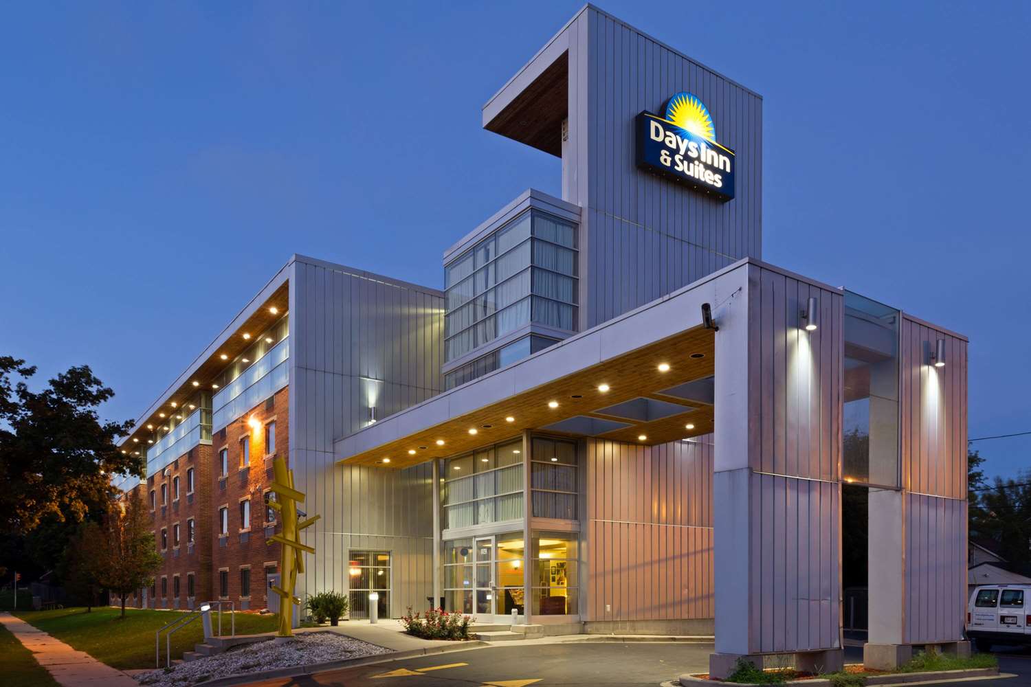 Days Inn Suites By Wyndham Milwaukee 1/40