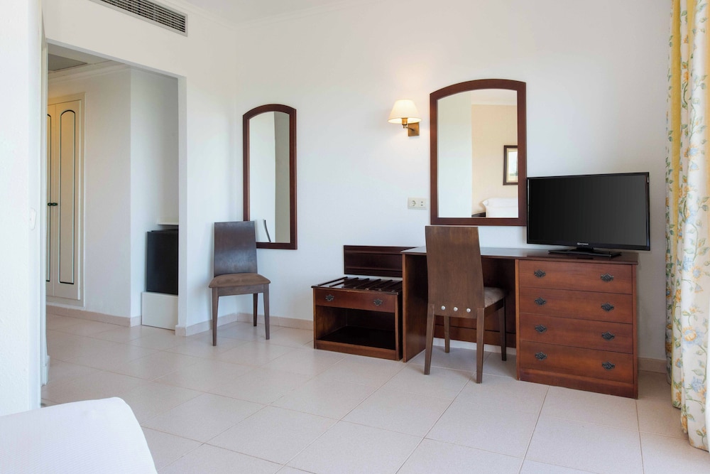 Valentin Son Bou Hotel Apartments 77/85