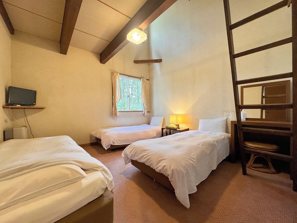 SUPERIOR, TRIPLE, SHARED BATHROOM