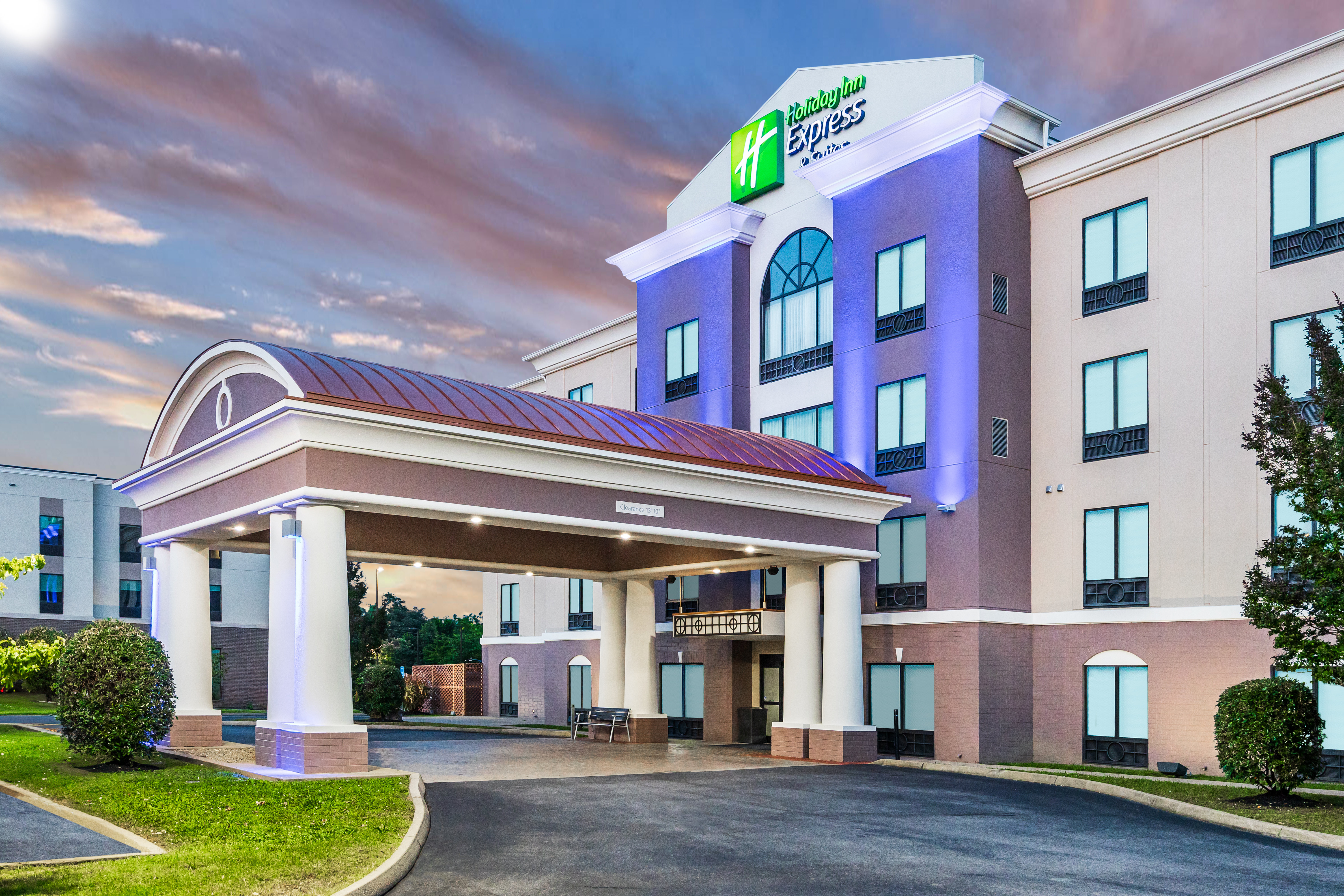 Holiday Inn Express Hotel Suites Newport South 73/79