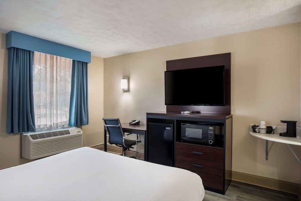 Standard, Queen Bed