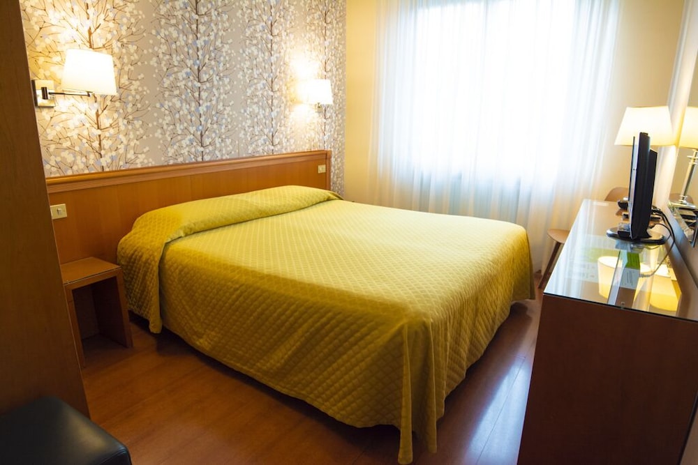 ROOM, DOUBLE BED