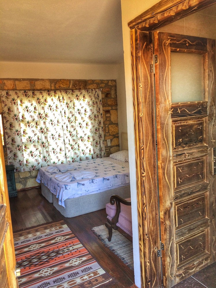 Parmis Boutique House 25/50