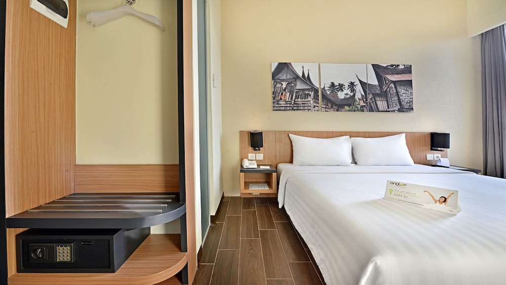 Whiz Prime Hotel Khatib Sulaiman Padang 3/18