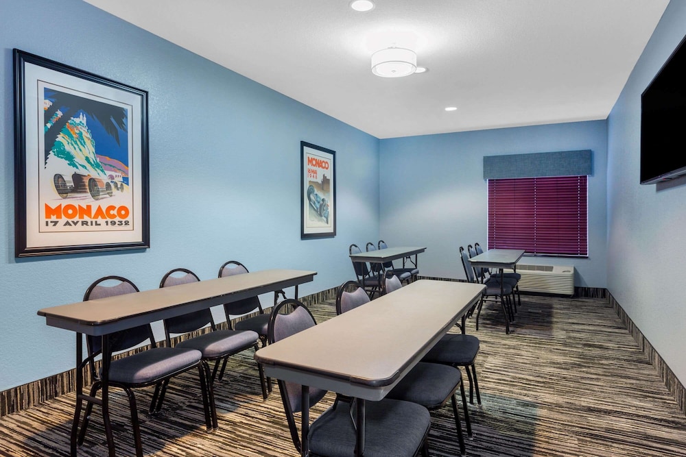 La Quinta Inn & Suites by Wyndham Sebring 47/56