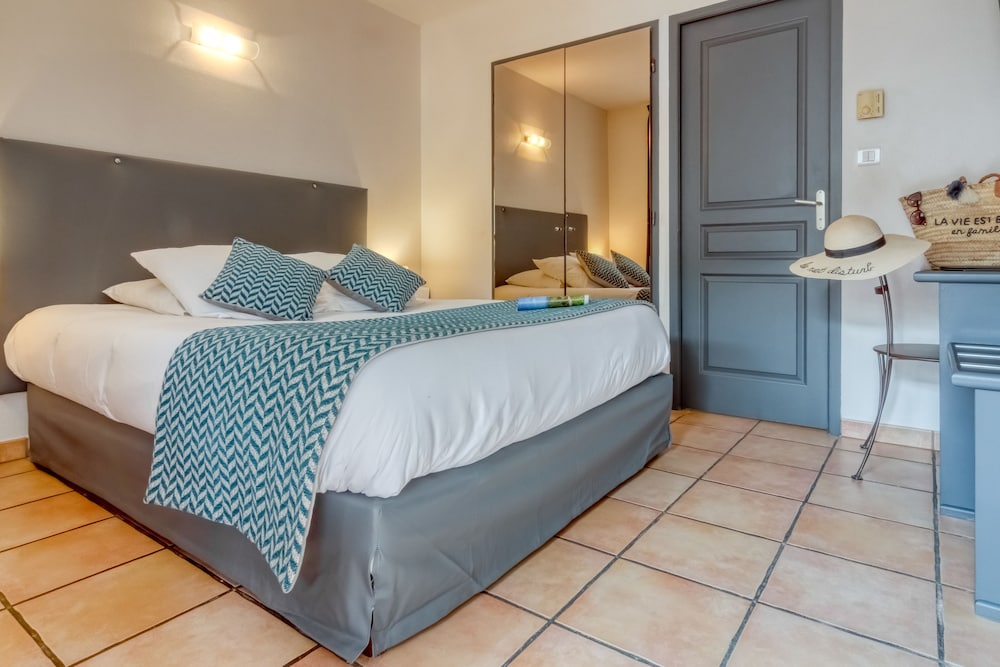 PRIVILEGE, TWIN BEDS