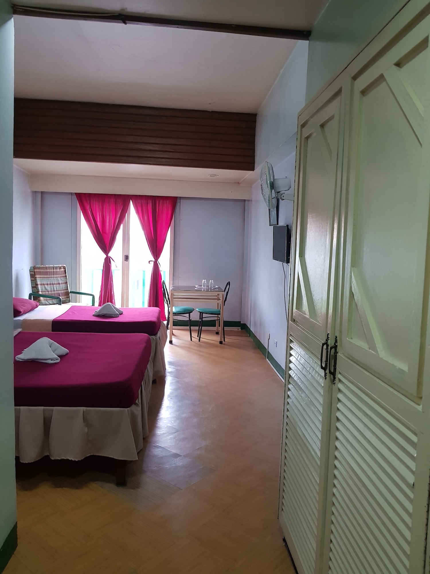 ROOM, TWIN BEDS