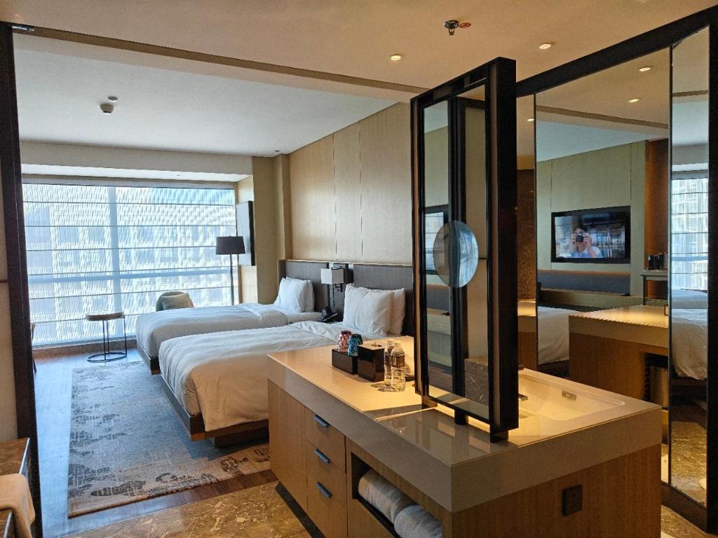 غرفة ديلوكس بسريرين منفصلين وسريرين مزدوجين بإطلالة على المدينة، JW Marriott Hotel Taiyuan 4/6