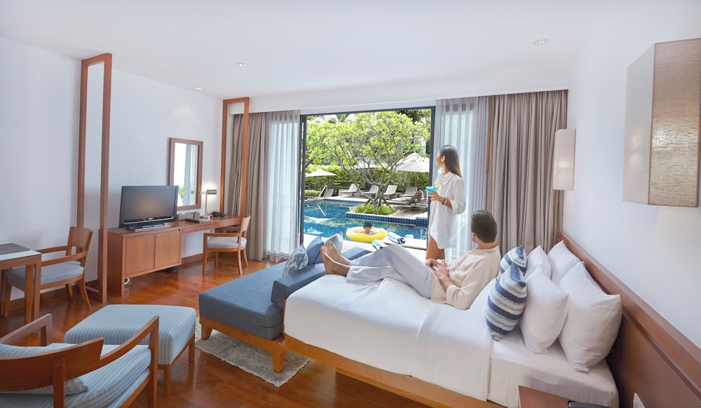 PREMIER, STUDIO, POOL ACCESS