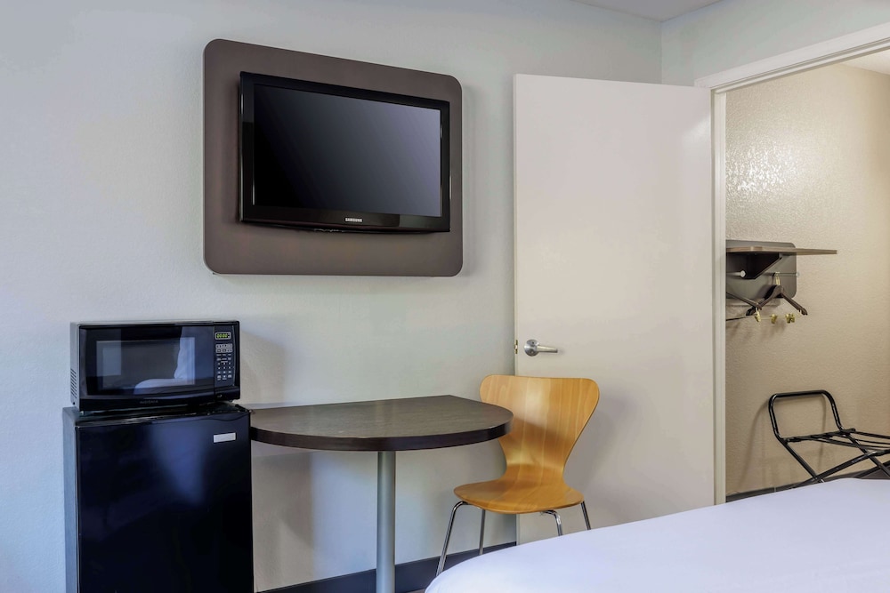 غرفة قياسية بسرير مزدوج، Motel6 Elizabethtown, KY 4/9