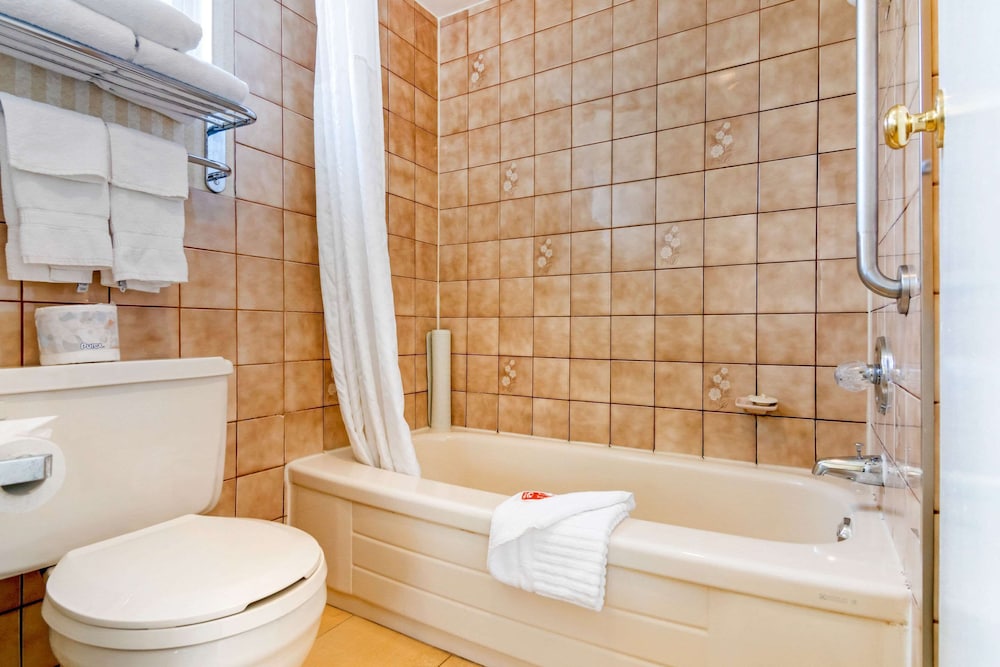 Econo Lodge Inn & Suites North Vancouver 27/52