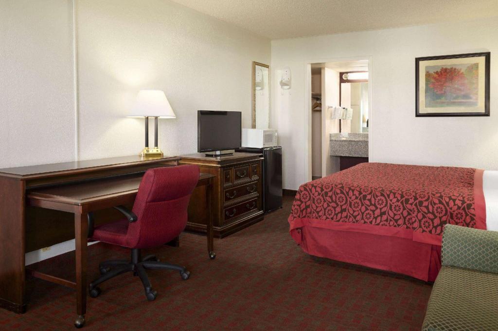 Room, King Bed, Parking Lot View