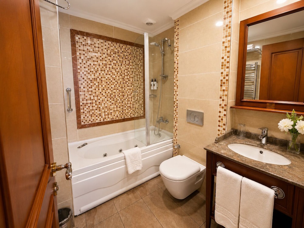 GLK Premier The Home Suites and Spa 50/50