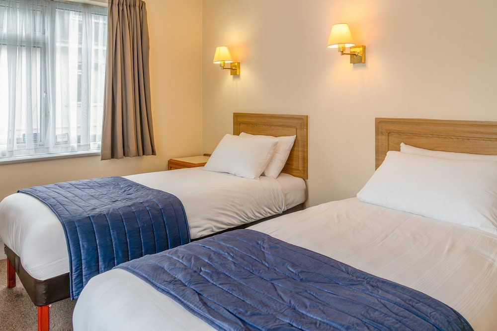ROOM, TWIN BEDS