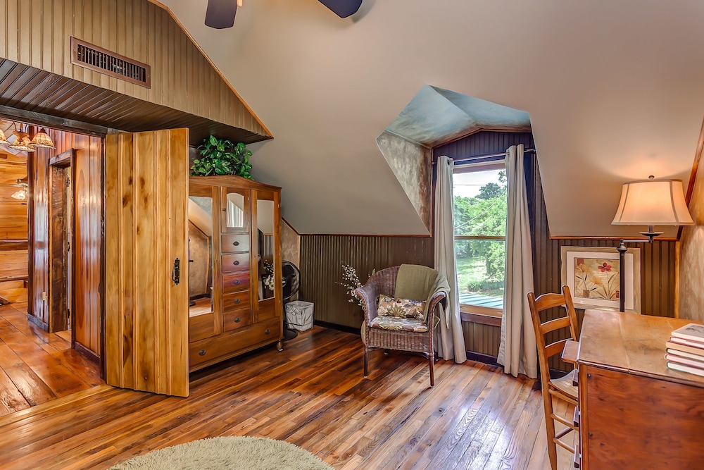 Butterfly Hollow Bed and Breakfast 11/32