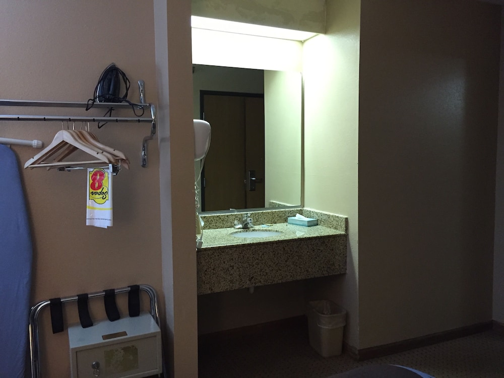 Super 8 by Wyndham Chicago O'Hare Airport 33/63