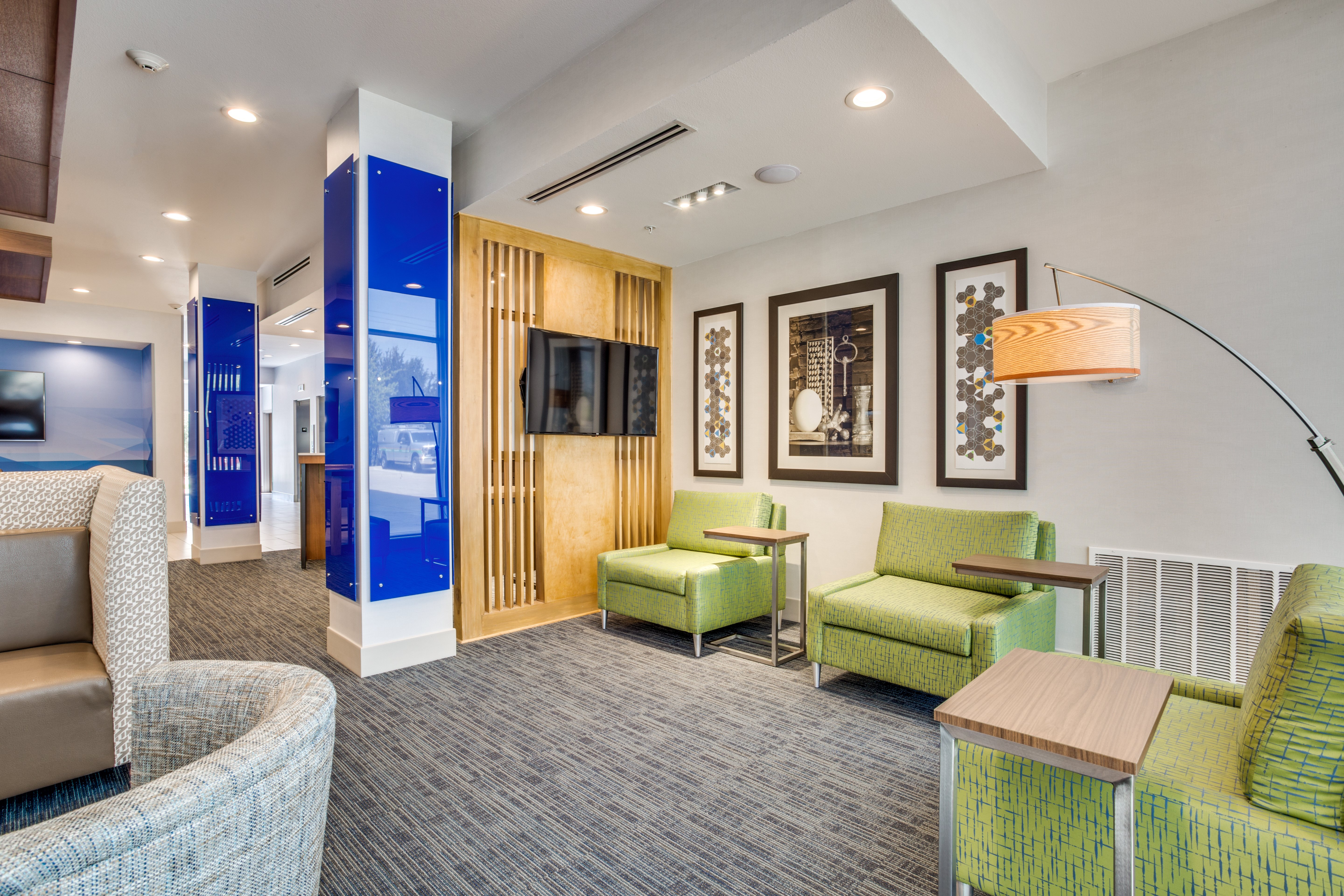 Holiday Inn Express and Suites Denton South 45/71