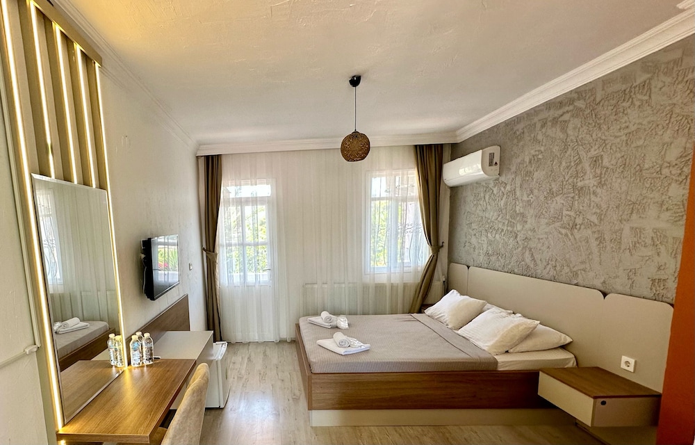 Standard, Murphy Bed, Queen Bed