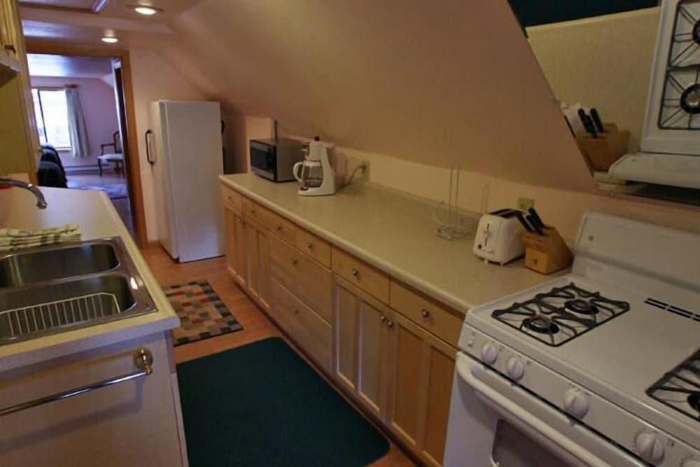 Alpine Motel 2/25