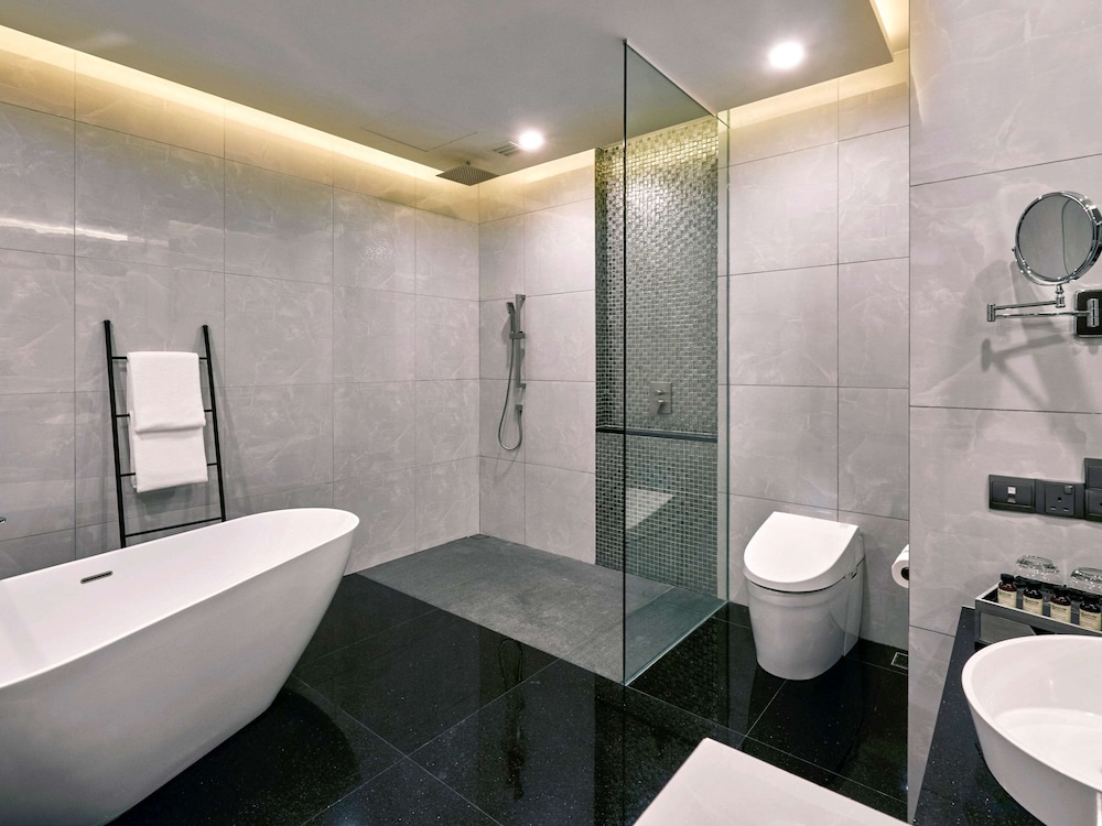 Pullman Kuala Lumpur City Centre Hotel and Residences 8/75