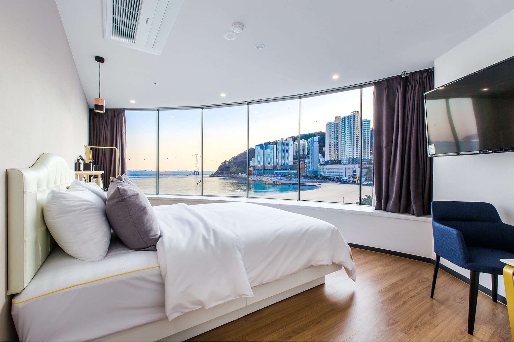Panoramic, Queen Bed, Beach Front، Brown-Dot Songdo 4/6
