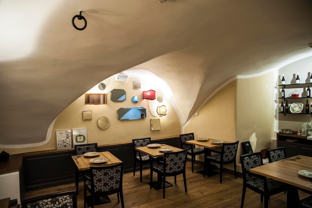 Cru Hotel 58/74