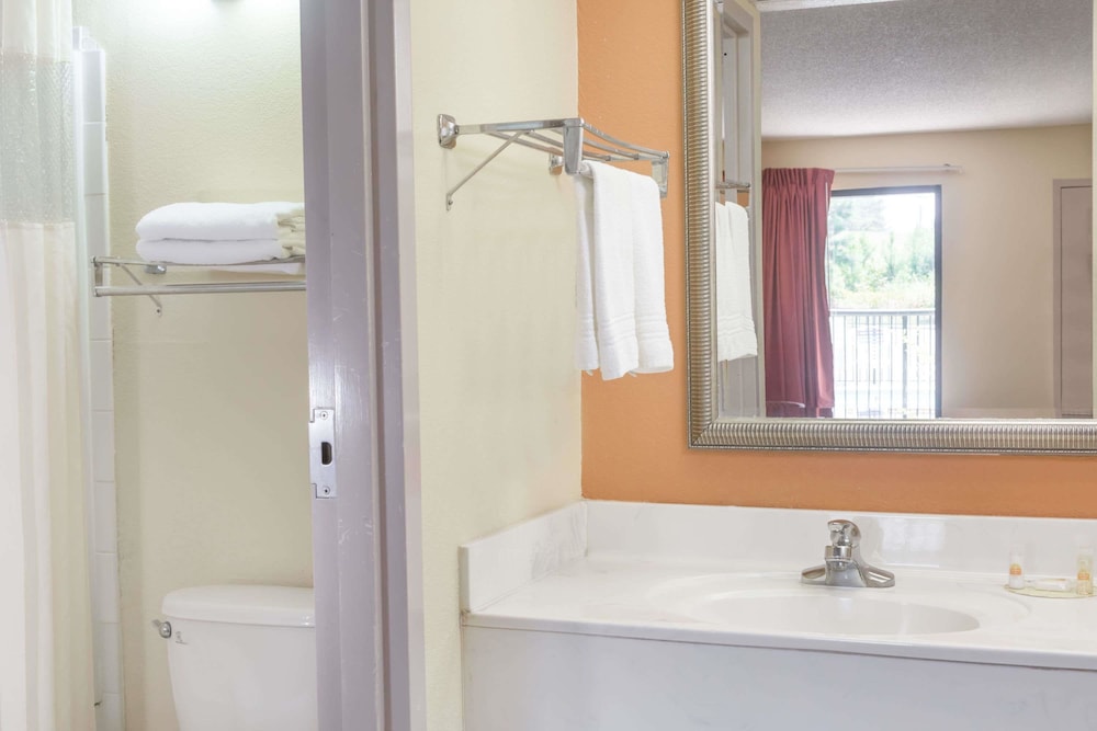 Days Inn by Wyndham Sanford 23/25