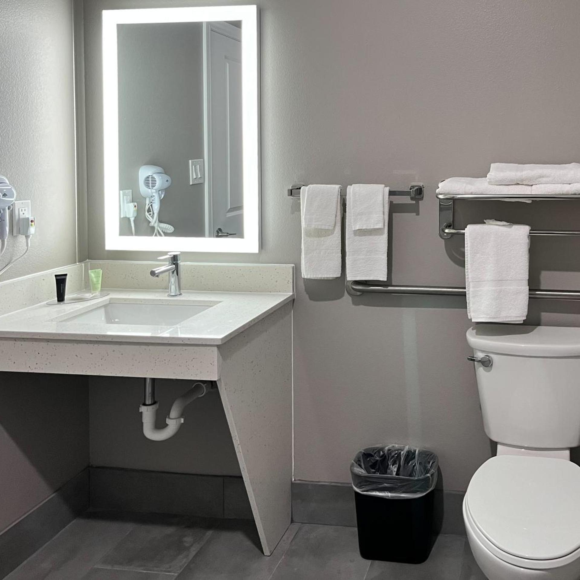 غرفة بسرير كينج لذوي الإعاقة، Studio6 Katy, TX – Energy Corridor 2/3