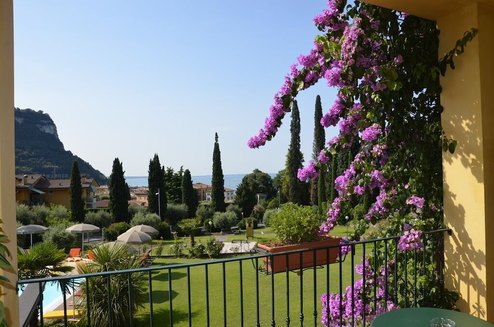 Villa Madrina Lovely and Dynamic Hotel 44/49