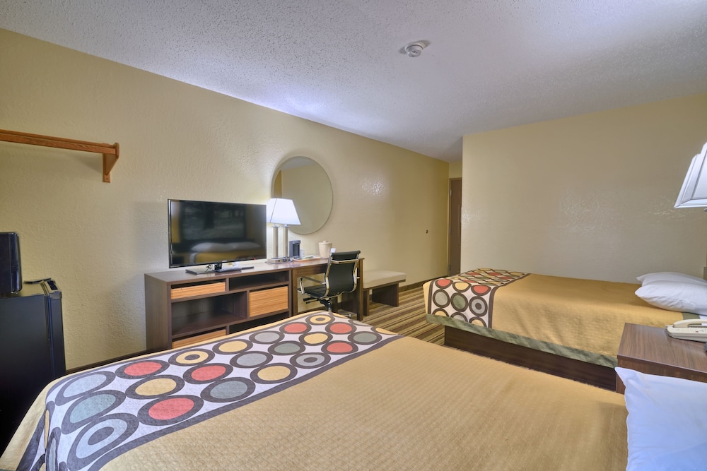 Super 8 by Wyndham Latham/Albany Airport 18/36