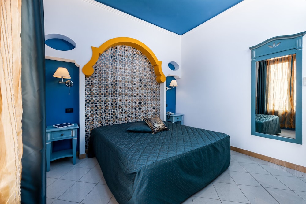 JUNIOR SUITE, PARTIAL SEA VIEW, TERRACE