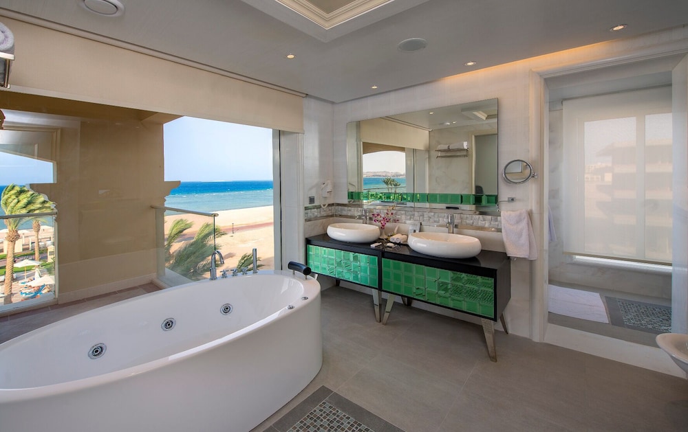 Prime, Suite, King Bed, Pool and Sea View