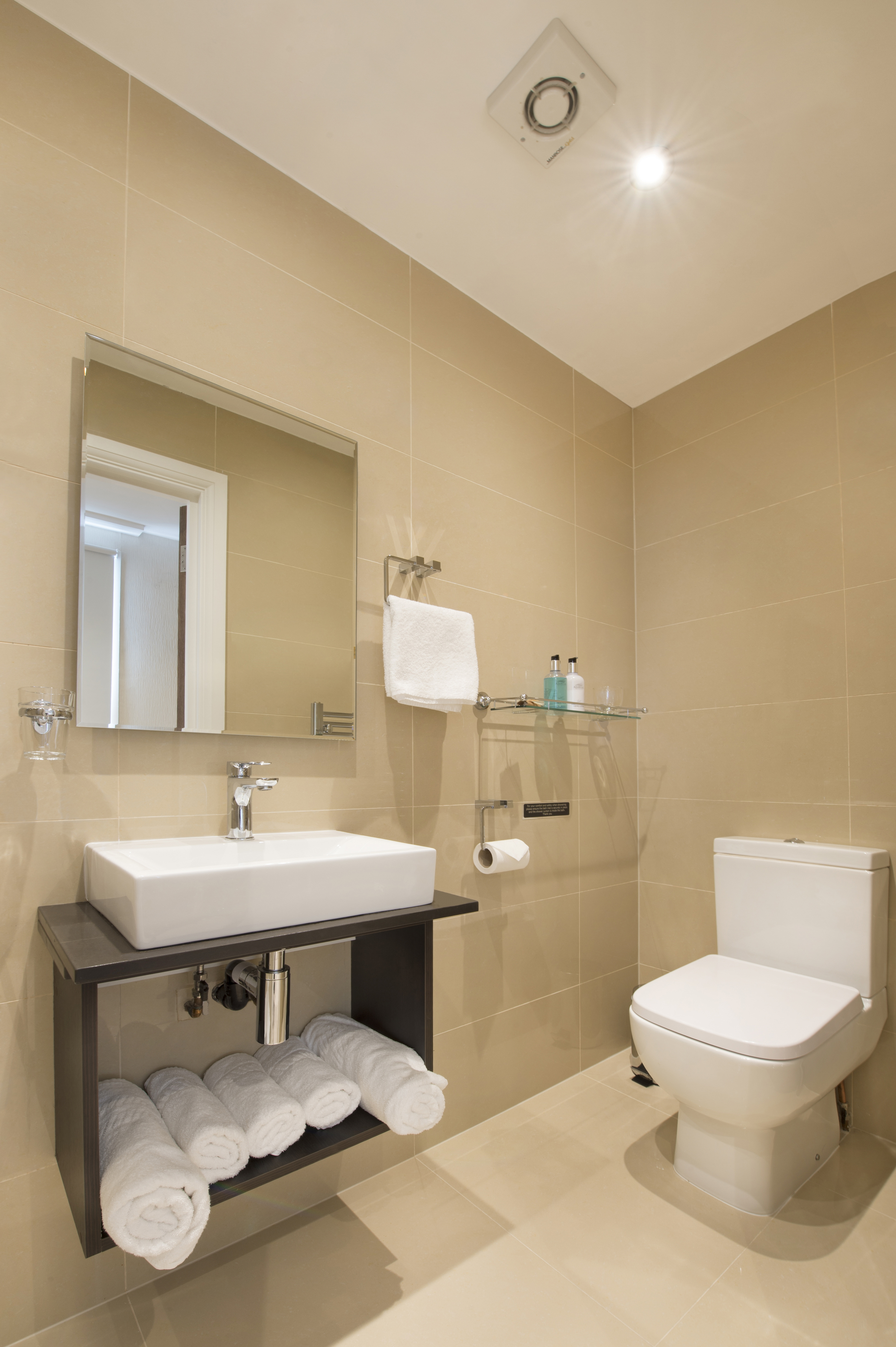 OYO Townhouse 30 Sussex Hotel, London Paddington 37/38