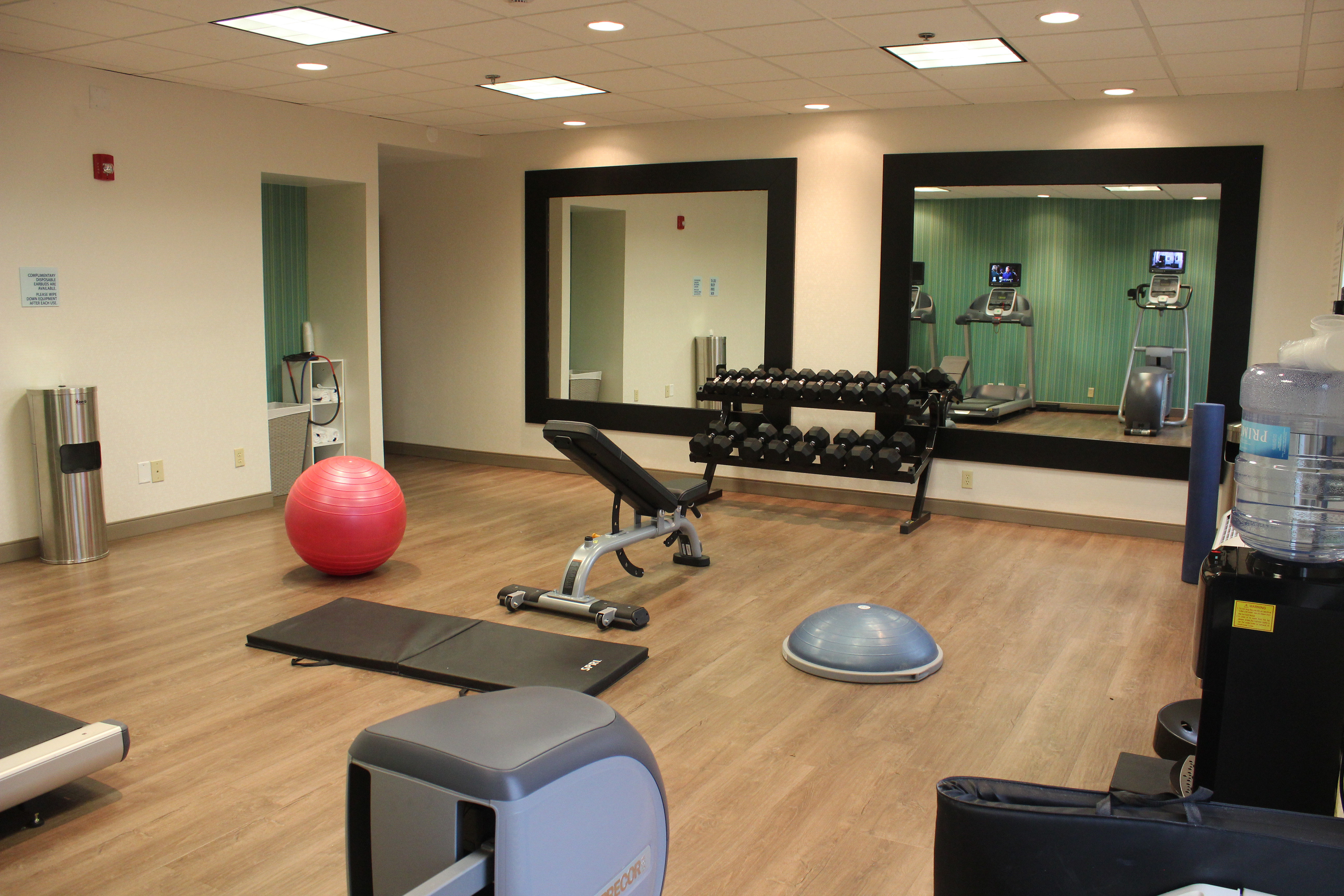 HOLIDAY INN EXPRESS WILMINGTON 32/48