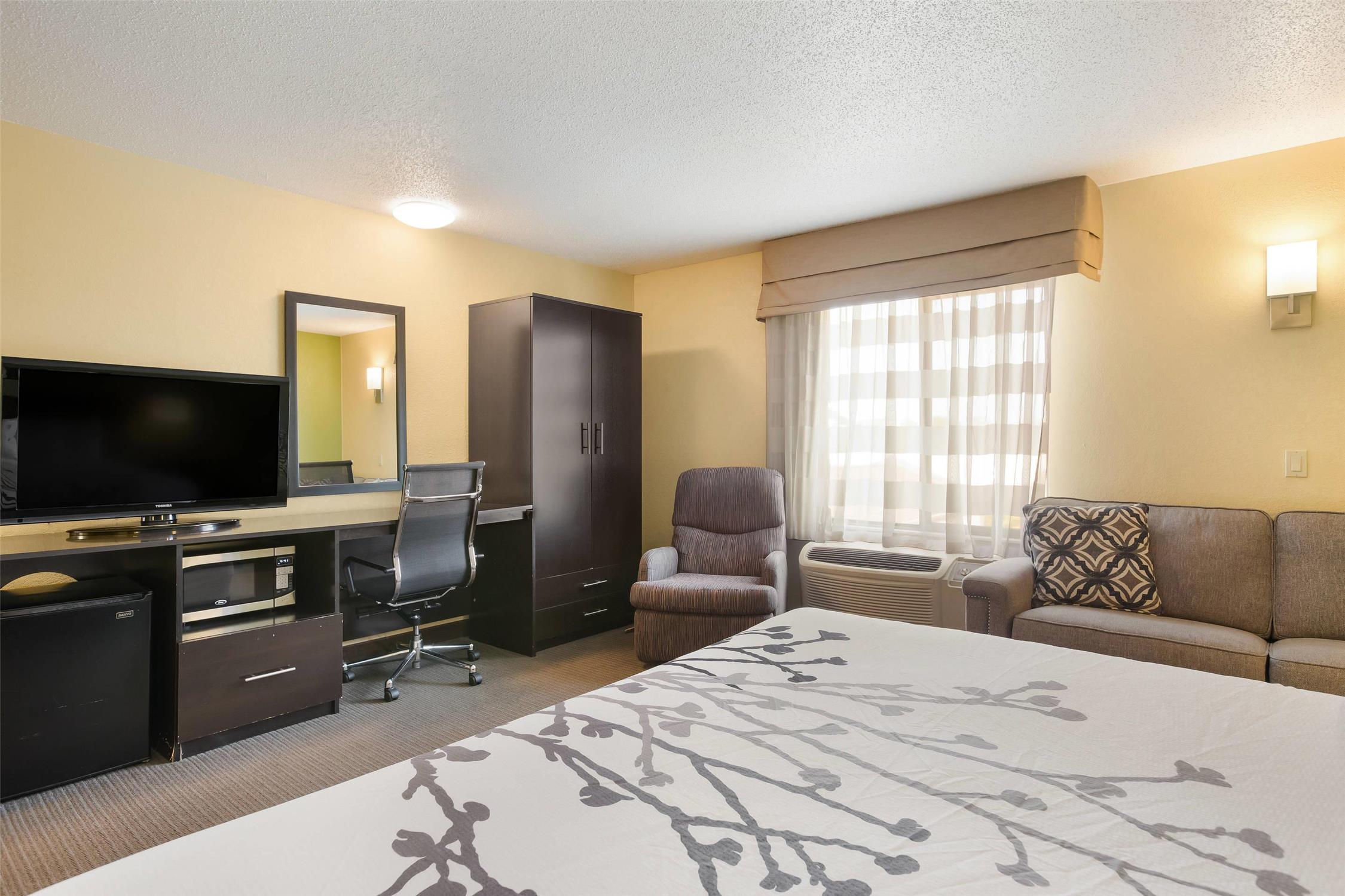 Spark by Hilton Grand Rapids 18/24