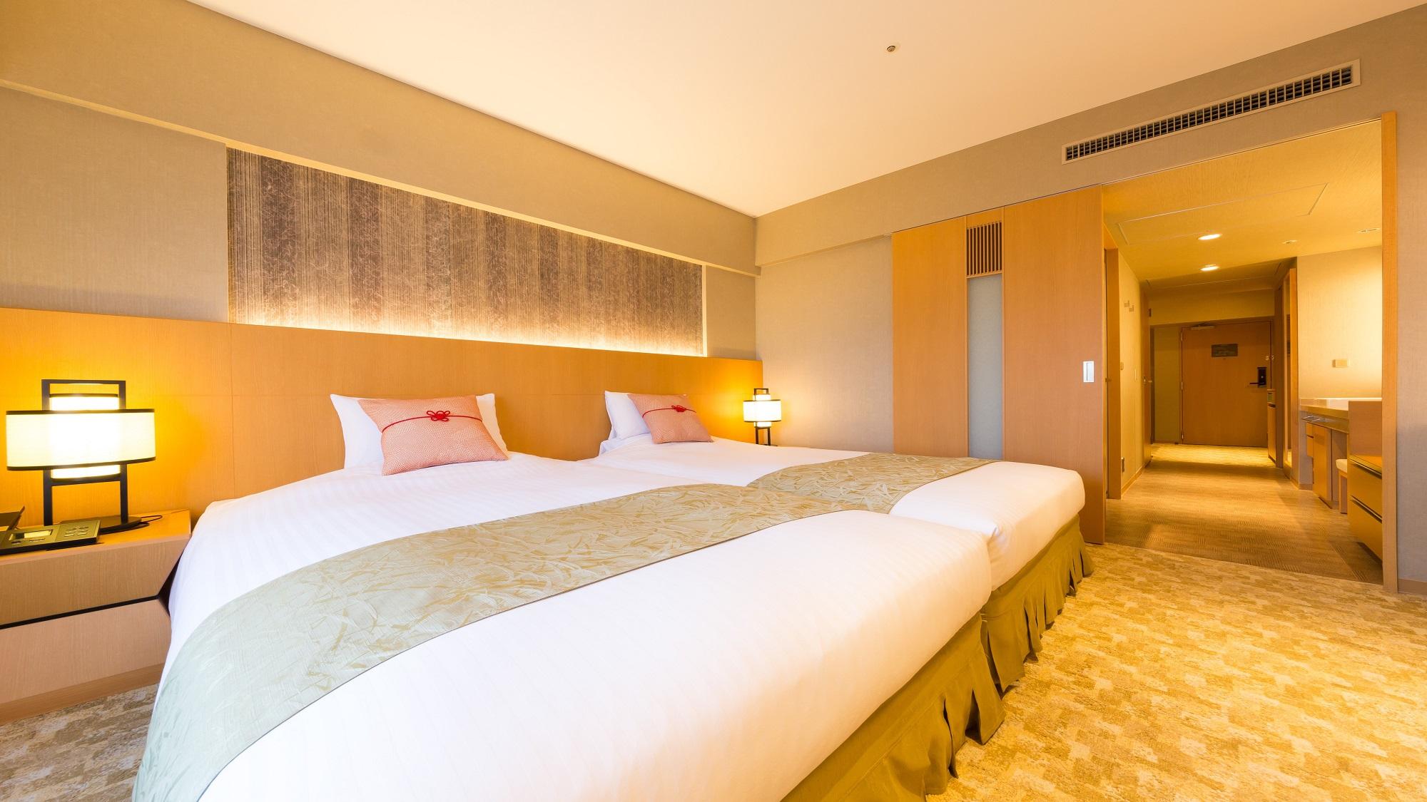 Luxury, Twin Beds, East View