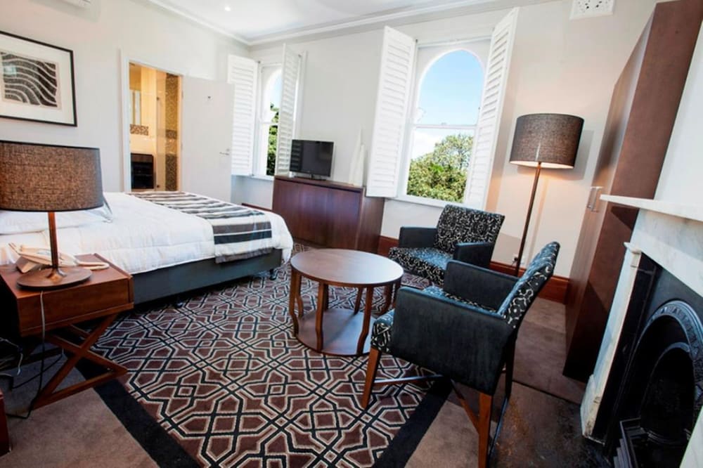 AVONMORE ON THE PARK BOUTIQUE HOTEL 33/39