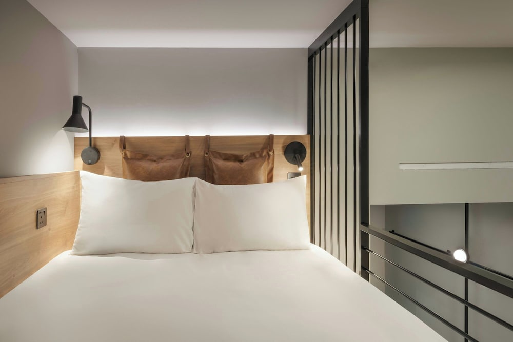 Moxy London Piccadilly Circus 11/47